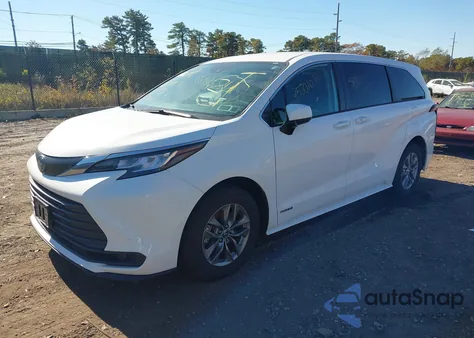 2021 Toyota Sienna Le z USA, uszkodzony, nr VIN 5TDKRKEC1MS028647